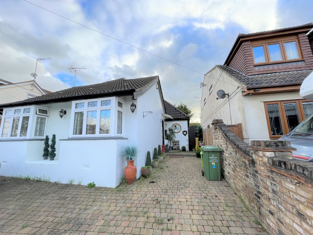 3 bed detached bungalow for sale in Una Road, Basildon SS13 Zoopla