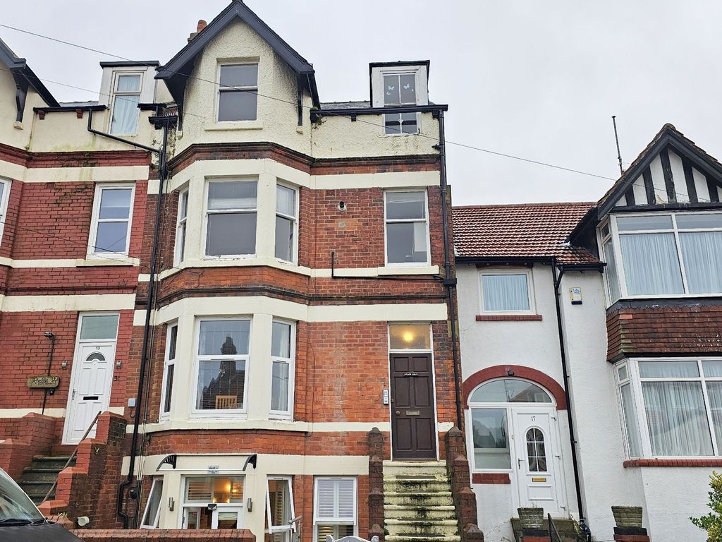 2 bed flat to rent in Victoria Park Avenue, Scarborough YO12, £625 pcm