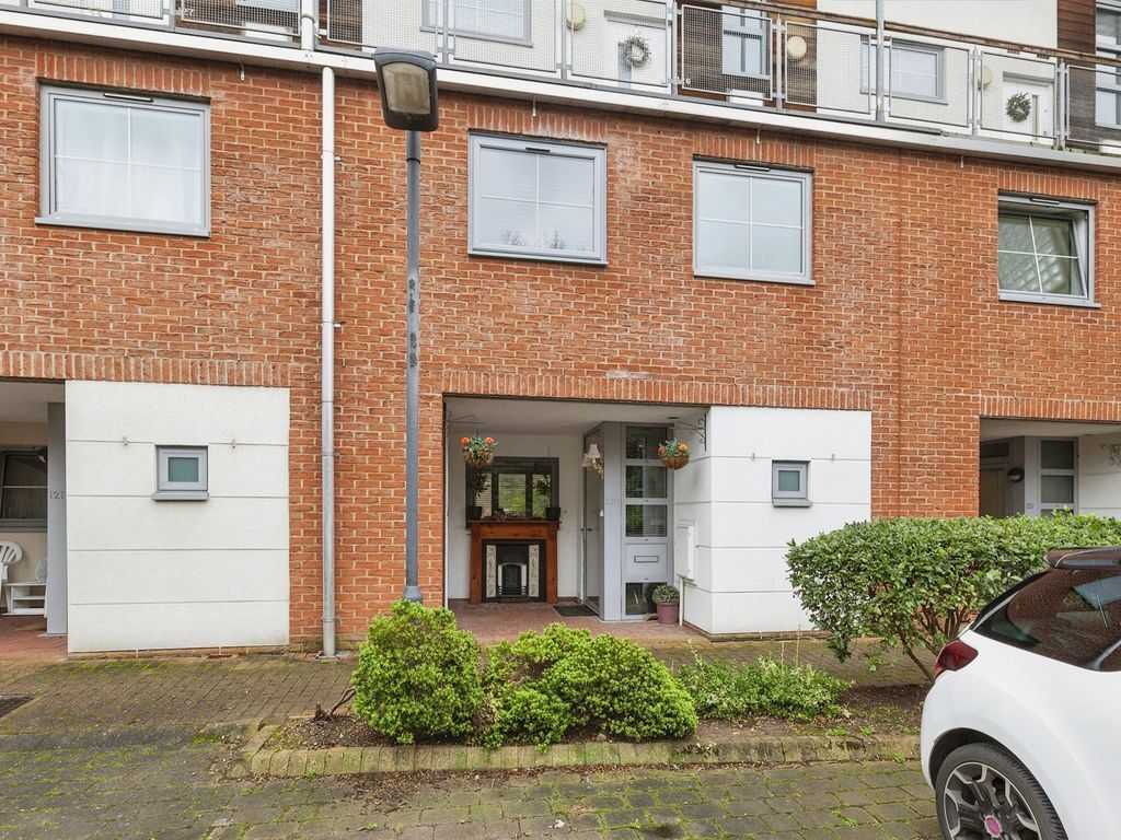 3 bed terraced house for sale in Windmill Road, Slough SL1, £350,000