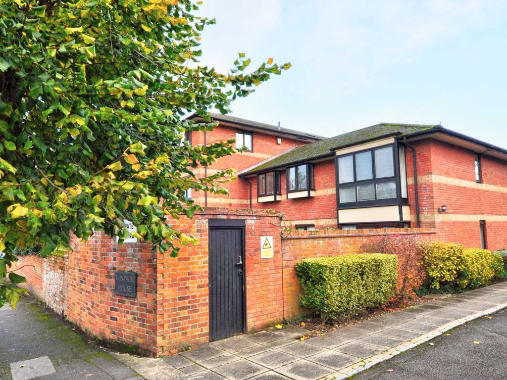 2 bed flat for sale in Windsor House St Andrews Road, Henley On Thames