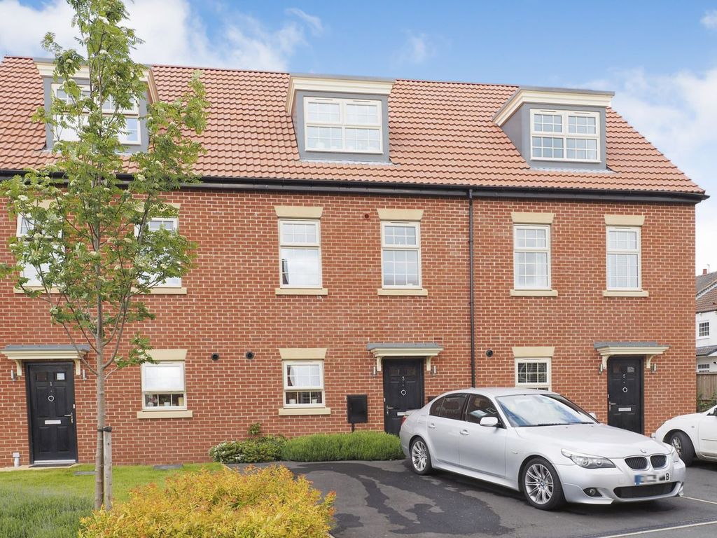 4 bed town house for sale in Rosemount Close, Ackworth, Pontefract WF7