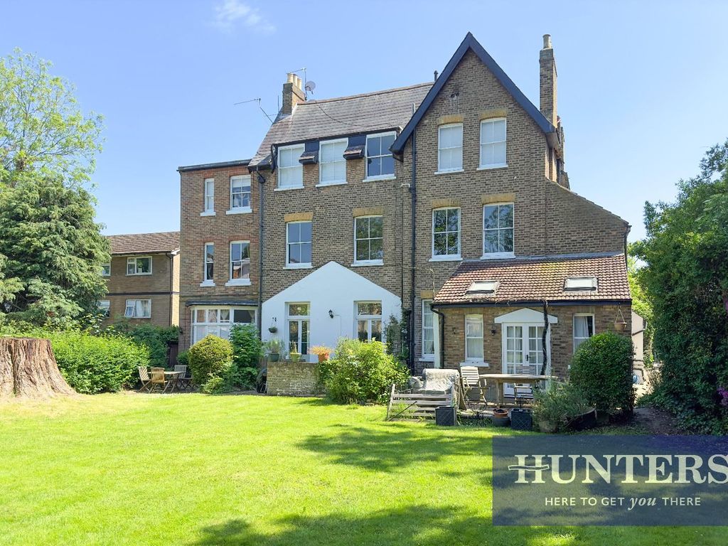 2 bed for sale in The Avenue, Worcester Park KT4, £425,000 Zoopla