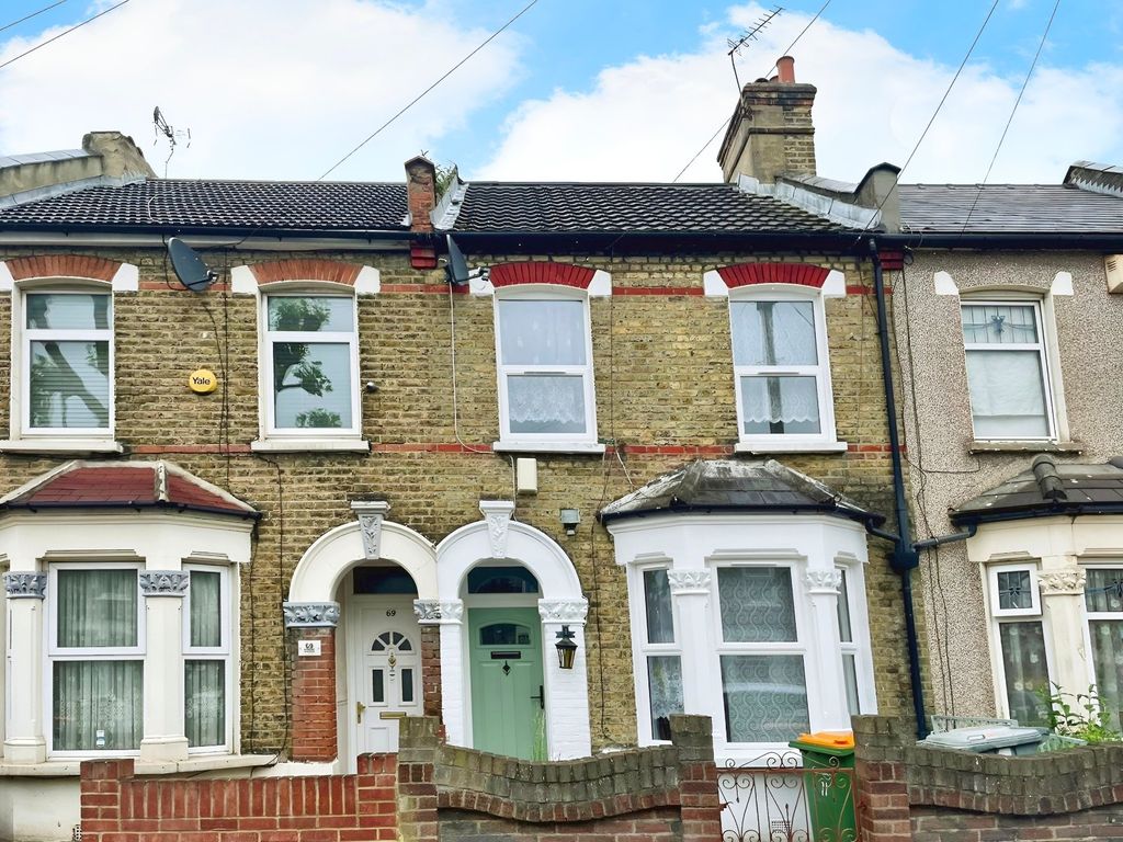 4 bed terraced house to rent in Benson Avenue, London E6, £2,500 pcm
