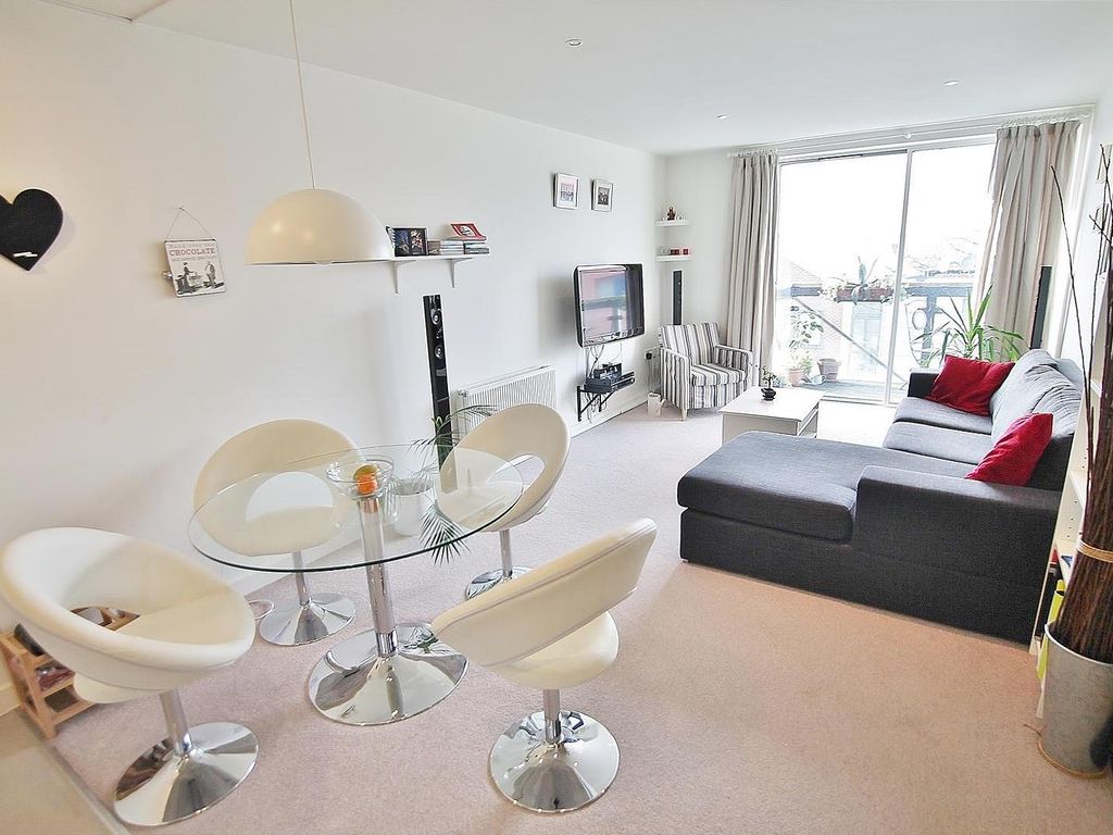 2 bed flat to rent in Norris House, Union Lane, Isleworth TW7, £1,650