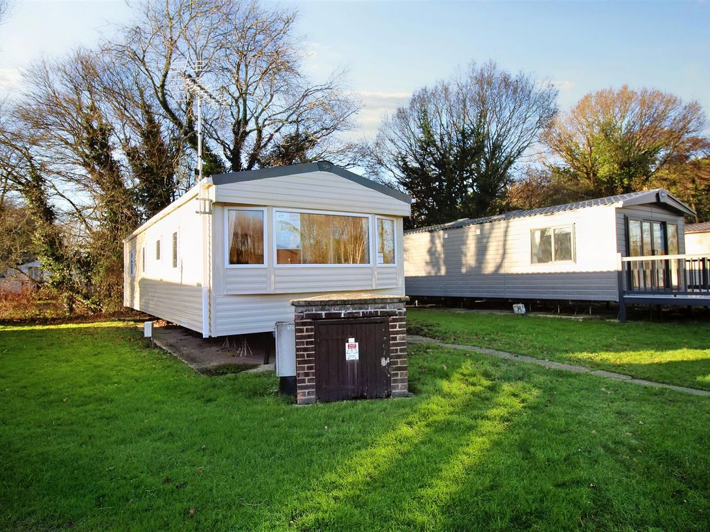 2 bed mobile/park home for sale in Clacton Road, Weeley, ClactonOnSea
