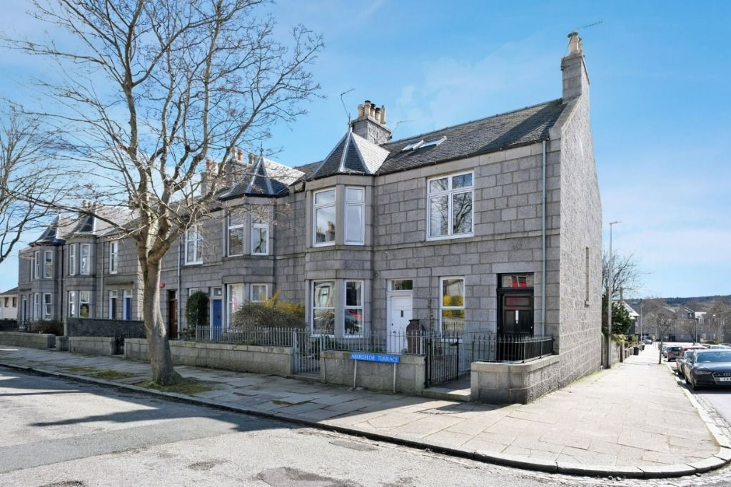 3 bed flat to rent in Abergeldie Terrace, Holburn, Aberdeen AB10, £1,500 pcm Zoopla