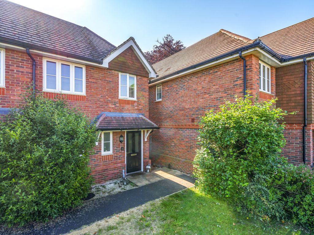 3 bed end terrace house to rent in Marsh Close, Addlestone, Surrey KT15