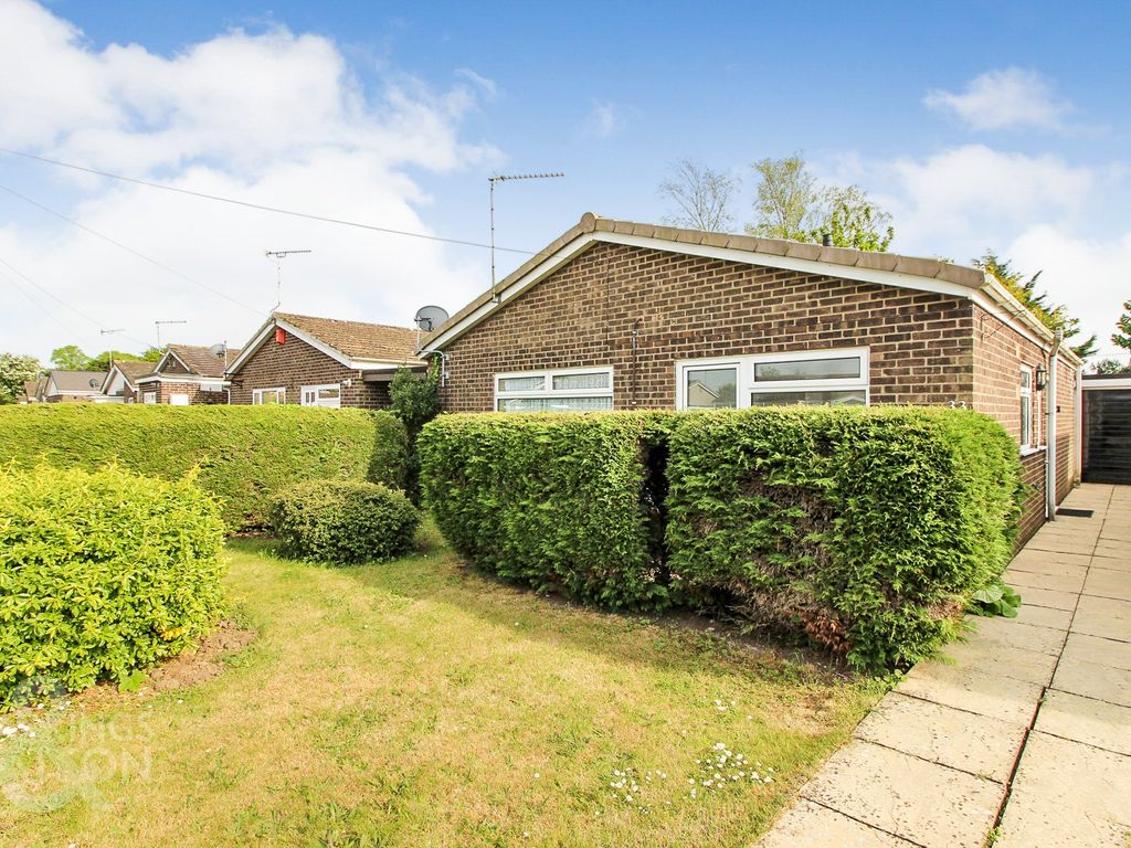 3 bed detached bungalow for sale in St. Clements Way, Brundall, Norwich