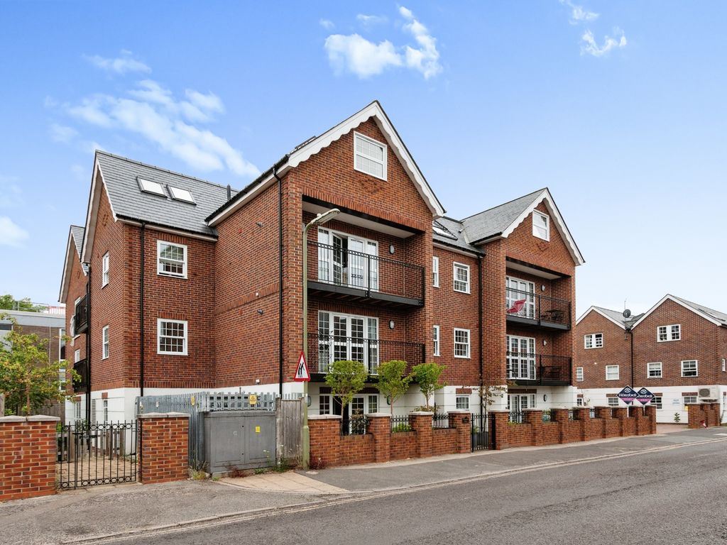 2 bed flat for sale in Church Road, Fleet GU51 Zoopla