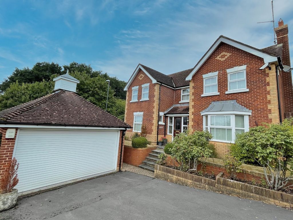 4 bed detached house for sale in Maidenbower, Crawley RH10 Zoopla