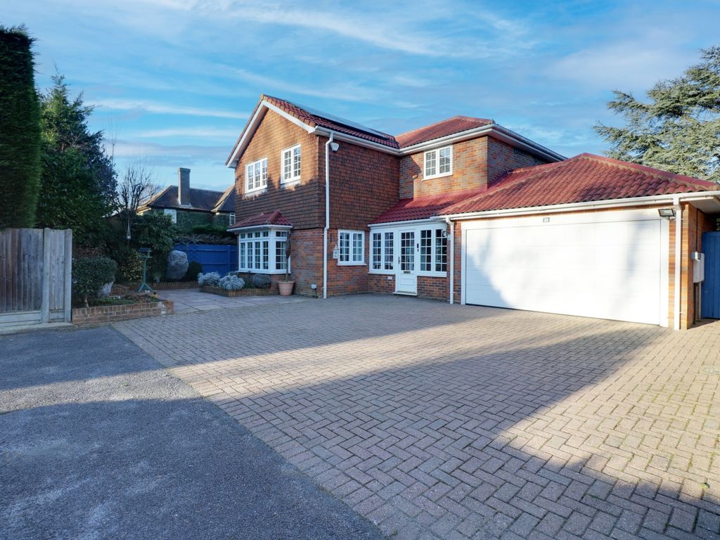4 bed detached house for sale in Marlow Hill, High HP11, £