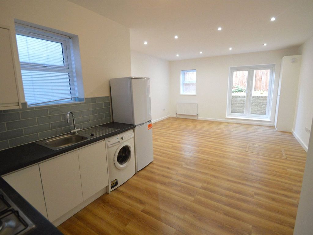 2 bed flat to rent in Penge Road, London SE25, £1,600 pcm Zoopla