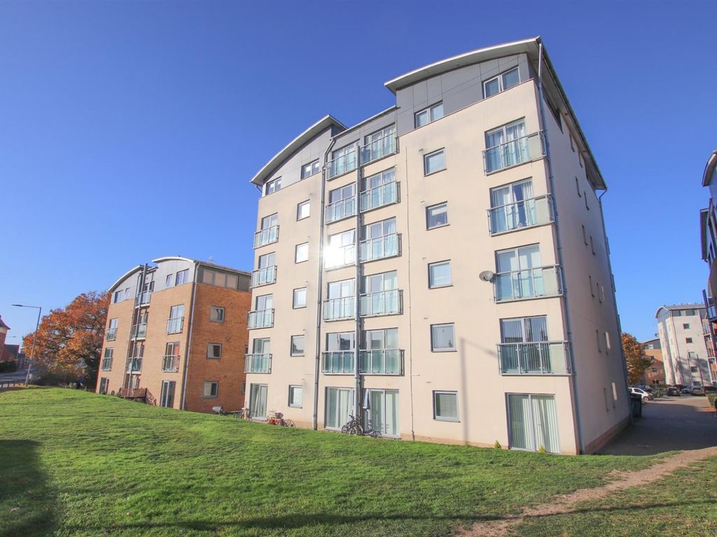 2 bed flat to rent in St James Place, De Grey Road, Colchester CO4, £