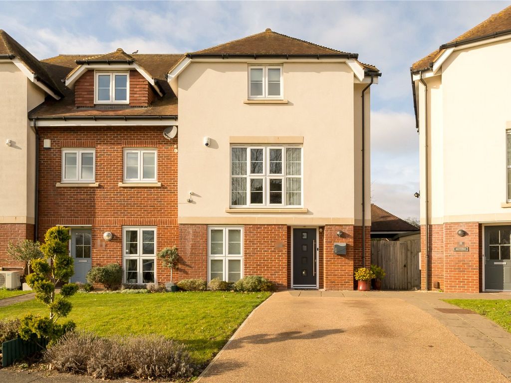 5 bed end terrace house for sale in Oak Tree Drive, Guildford, Surrey
