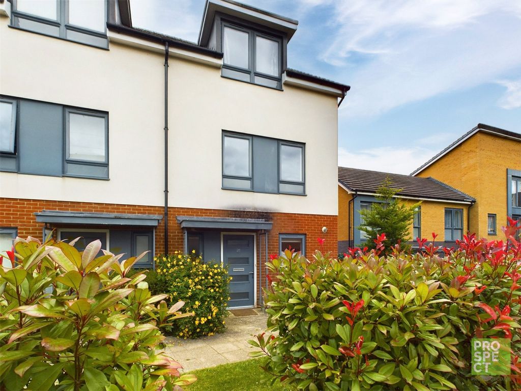 3 bed end terrace house for sale in Greenham Avenue, Reading, Berkshire