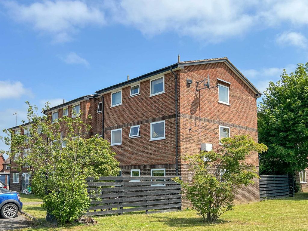 2 bed flat for sale in Borough Avenue, Wallingford OX10 - Zoopla