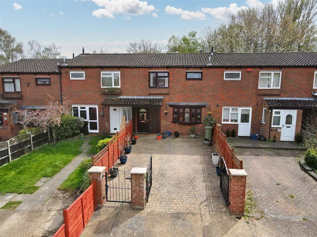 3 bed terraced house for sale in Turnmill Avenue, Springfield, Milton