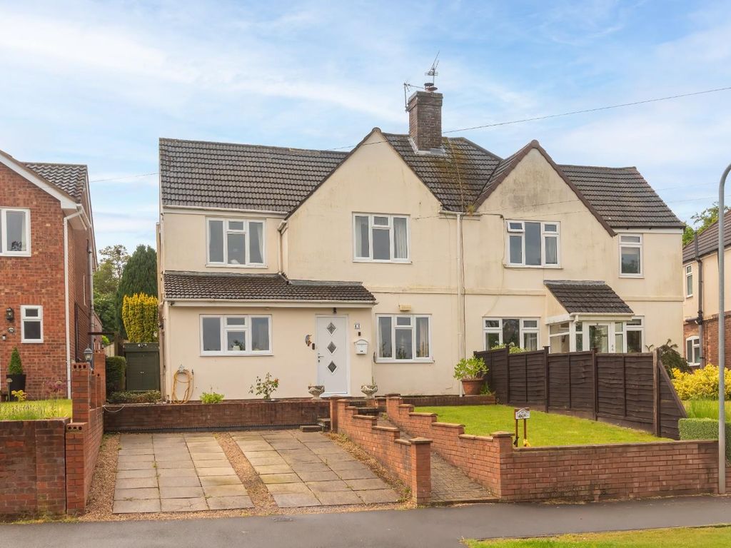 4 bed semidetached house for sale in Vicarage Road, Pitstone, Leighton