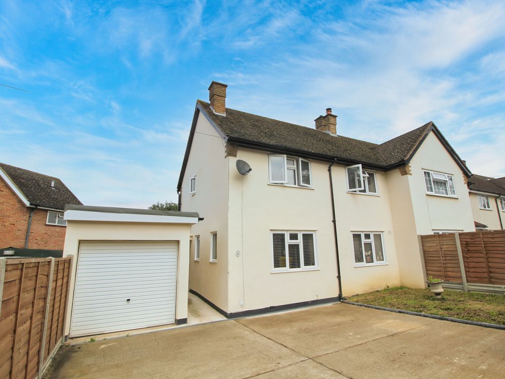 4 bed property to rent in Westmead Drive, Salfords, Redhill RH1, £2,700