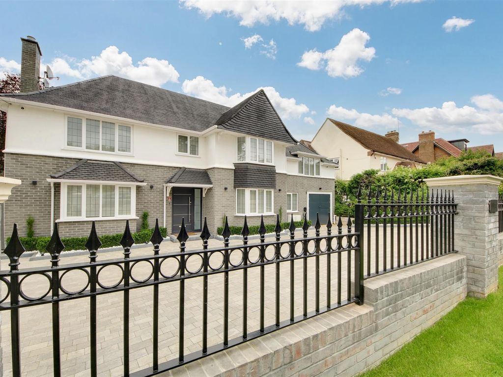 4 bed detached house to rent in Newlands Avenue, Radlett WD7, £13,000