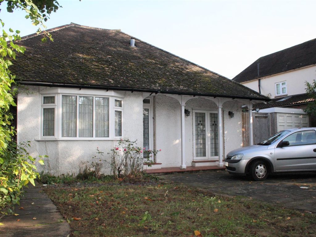3 bed detached bungalow for sale in Park Avenue East, Stoneleigh, Epsom