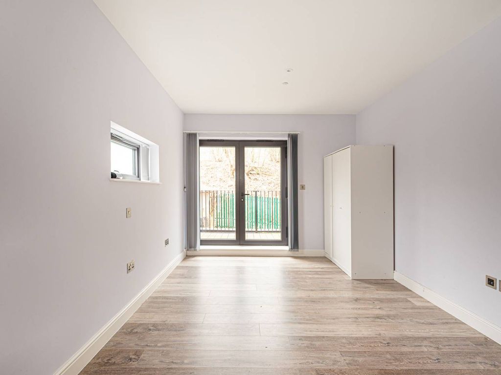 3 bed flat to rent in Albert Road, New EN4 Zoopla