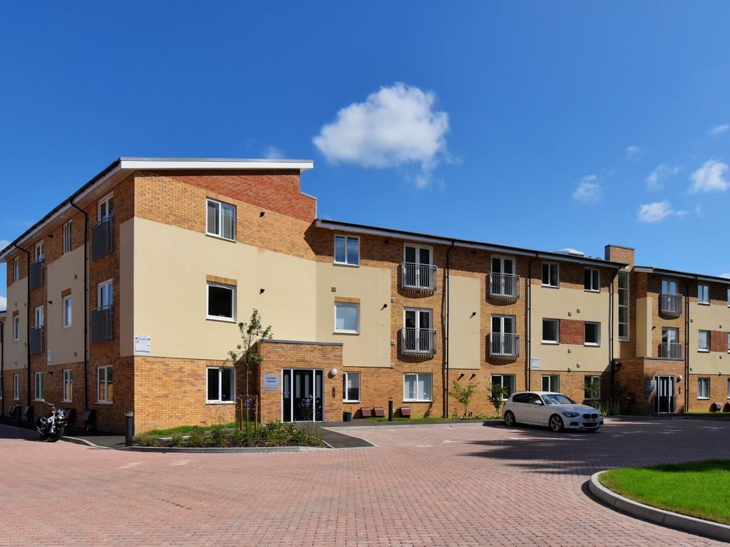 2 bed flat to rent in Thornton Close, Leatherhead KT22, £1,450 pcm Zoopla