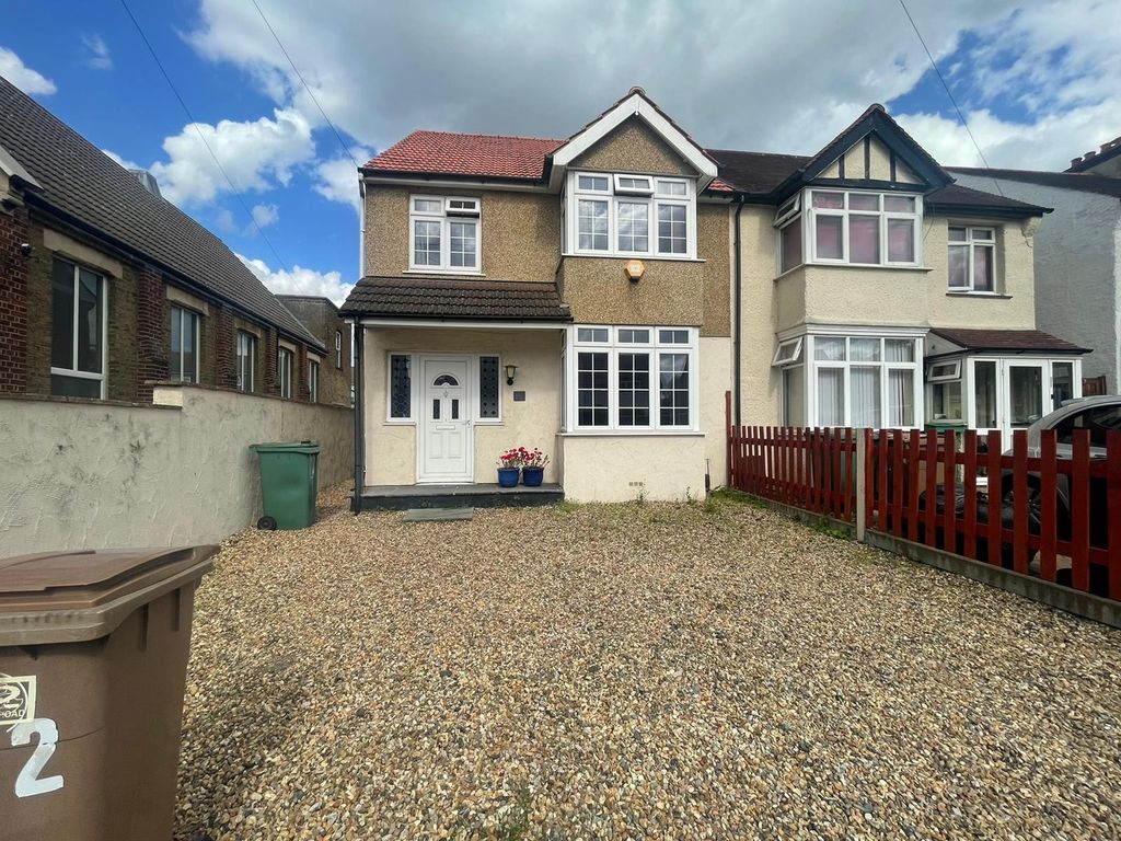 3 bed semidetached house to rent in West Street, Carshalton, Surrey