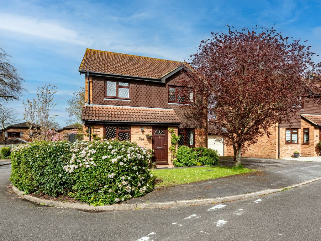 4 bed detached house for sale in Borderside, Yateley, Hampshire GU46, £