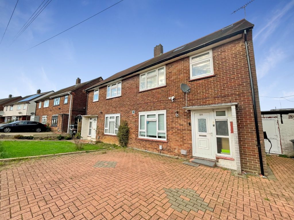 5 bed semidetached house for sale in Northdrift Way, Luton