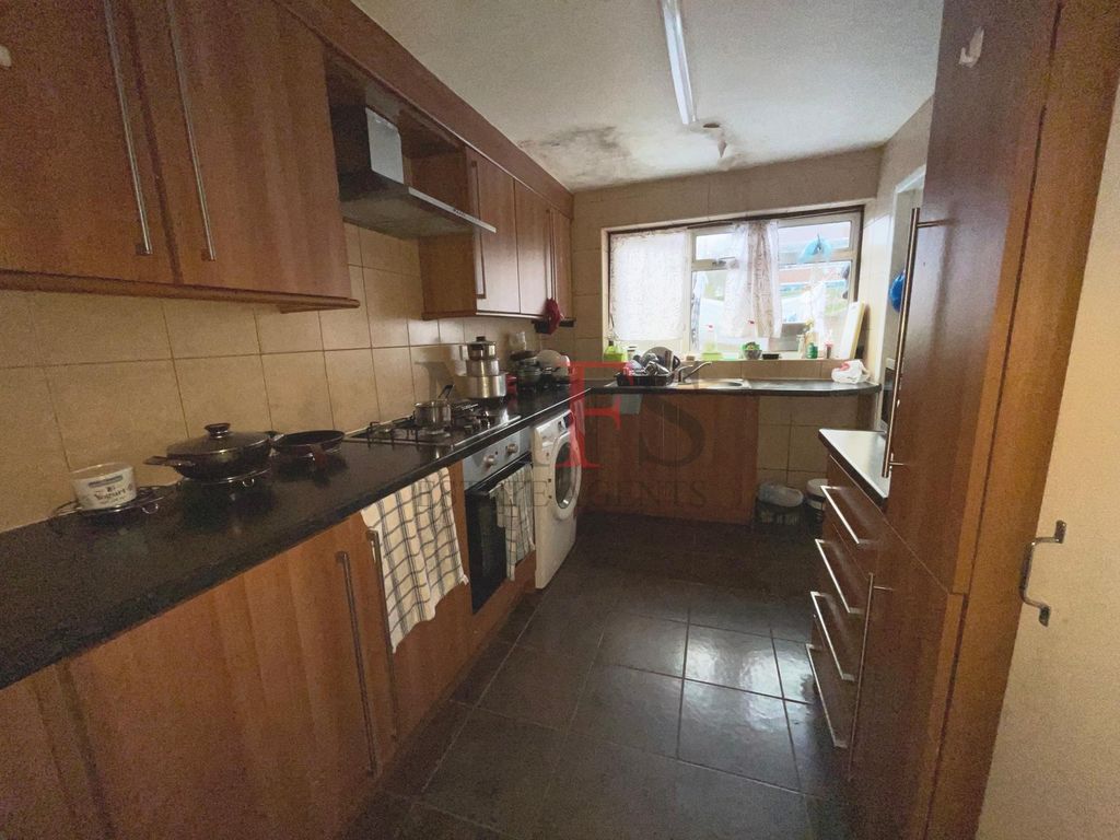 4 bed terraced house to rent in Victoria Road, Southall UB2, £2,950 pcm