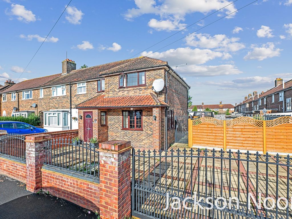 3 bed end terrace house for sale in Holman Road, West Ewell KT19, £