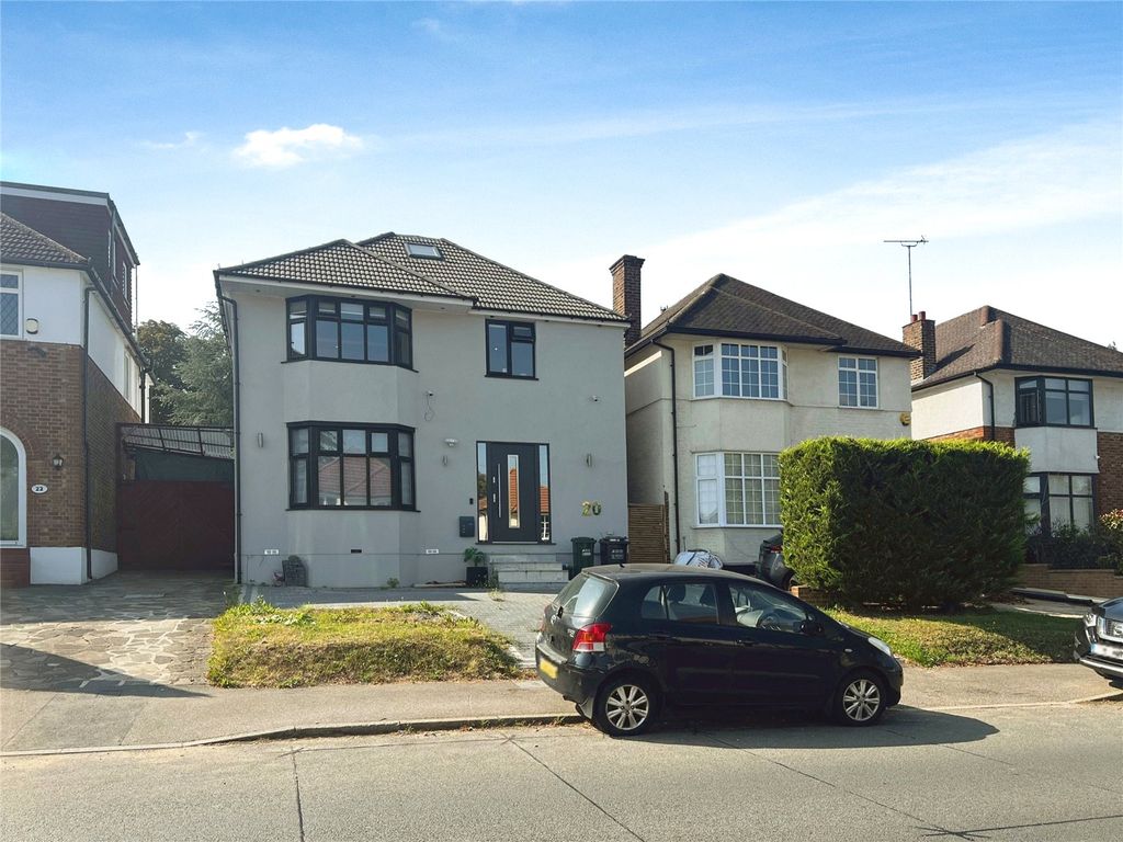 5 bed detached house to rent in Brookdene Avenue, Watford