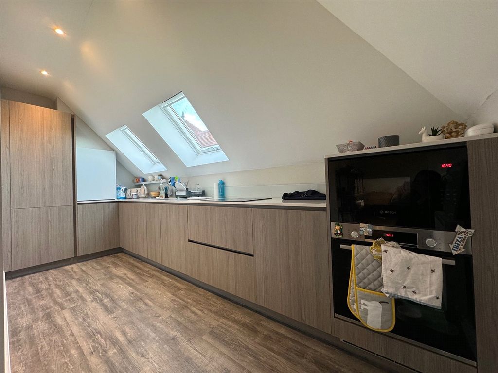 1 bed flat to rent in Tupwood Lane, Caterham, Surrey CR3, £1,500 pcm