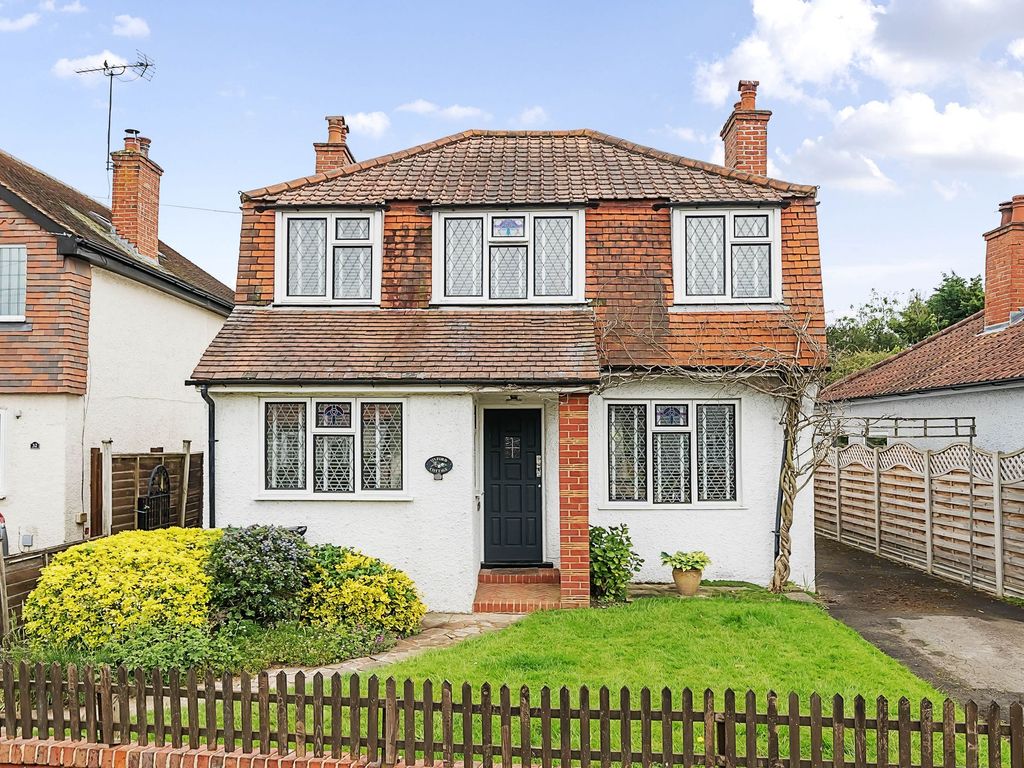 3 bed detached house for sale in Lansdowne Road, Epsom KT19, £650,000