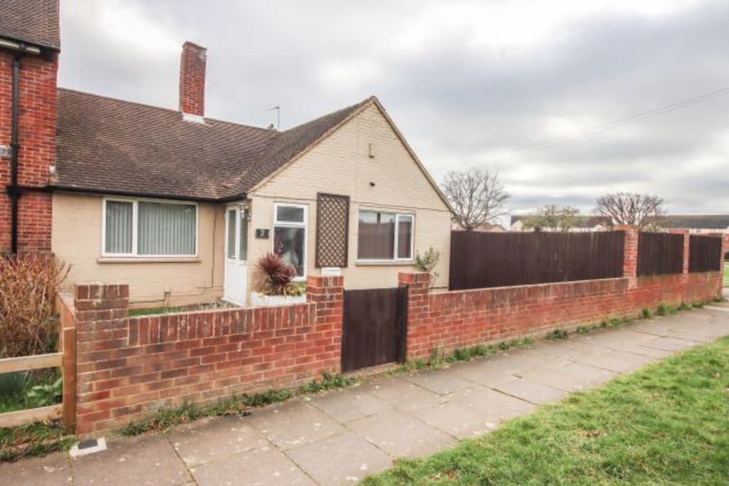 2 bed semidetached bungalow for sale in Elsinore Avenue, Stanwell TW19