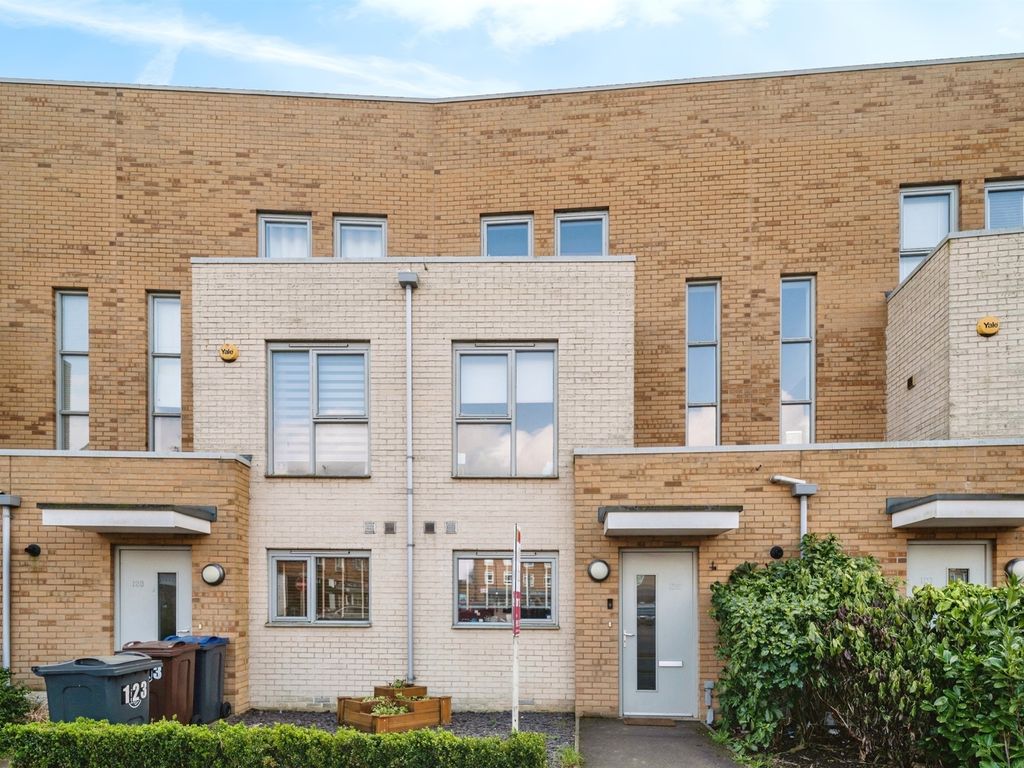 3 bed terraced house for sale in Tudor Way, Hertford SG14, £208,000