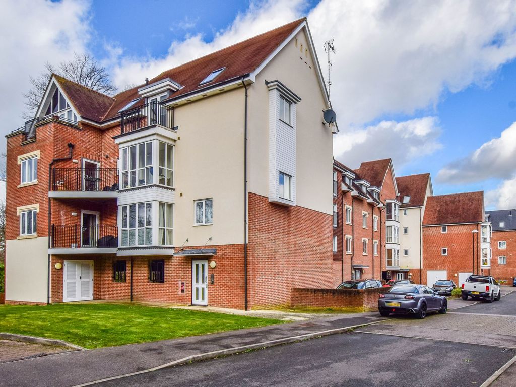 2 bed flat to rent in Stone Court, Crawley RH10 Zoopla