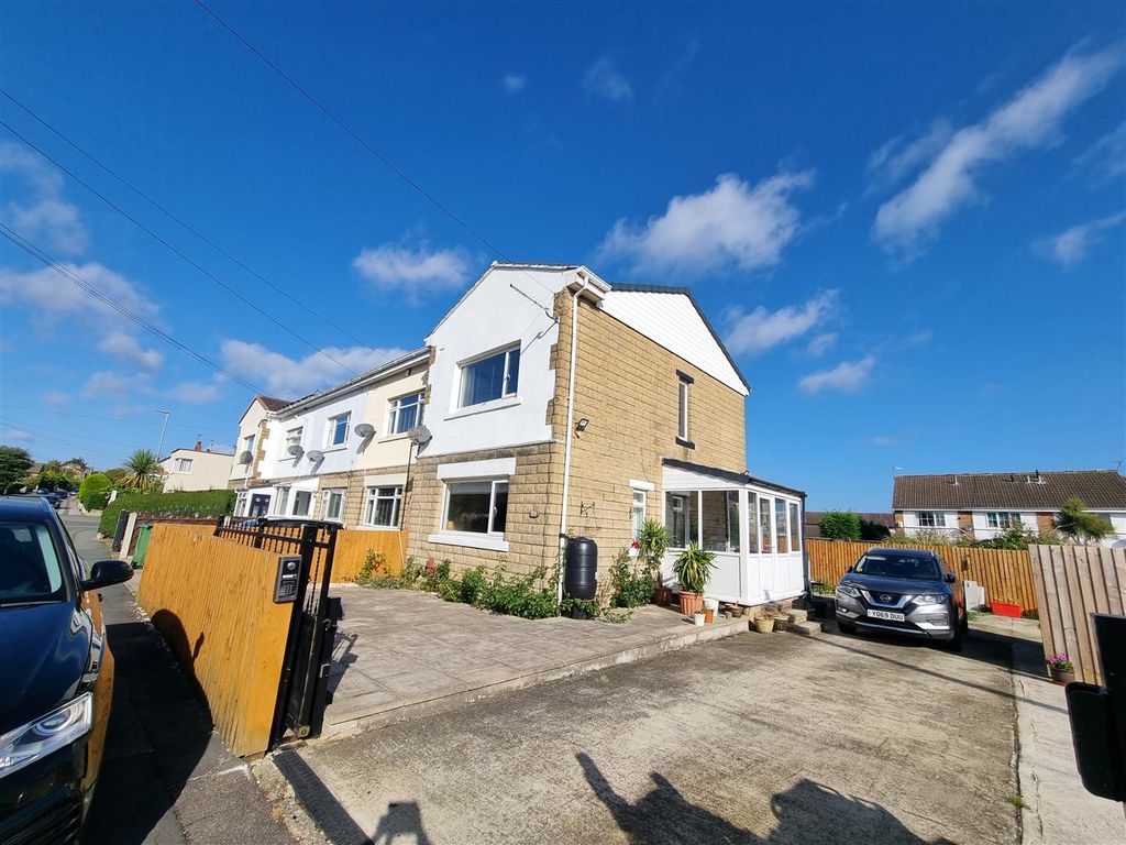 2 bed property for sale in Newlands, Farsley, Pudsey LS28, £249,995