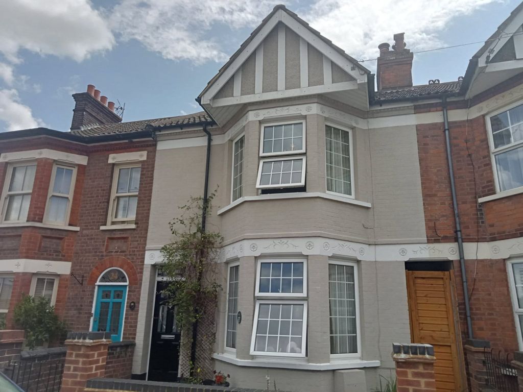 3 bed terraced house for sale in St. Peters Road, Dunstable