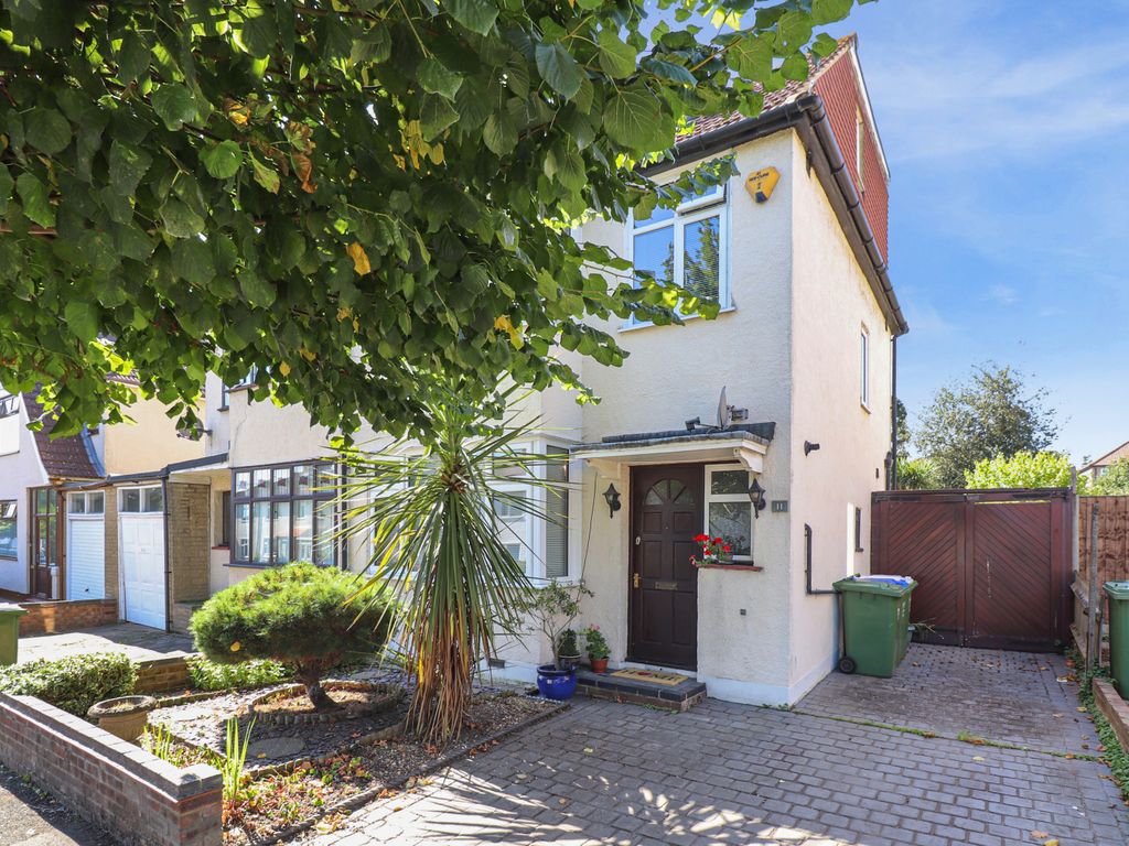 4 bed semidetached house for sale in Osborne Road, Belvedere DA17, £