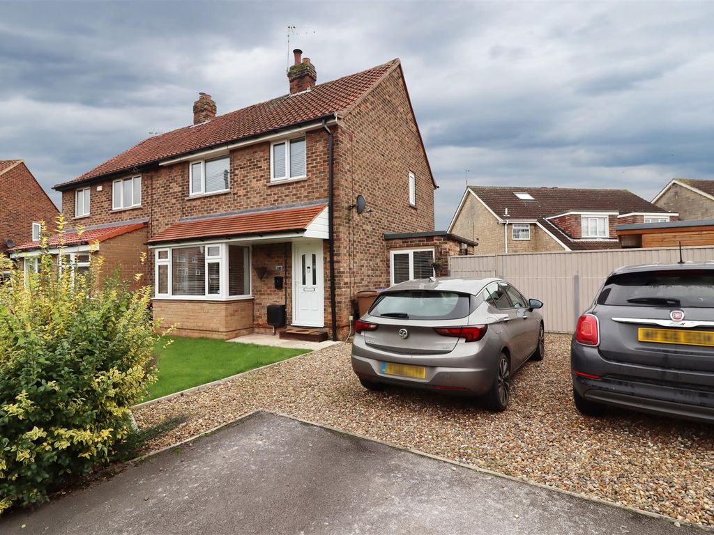 3 bed semidetached house for sale in Dale Close, Swanland, North