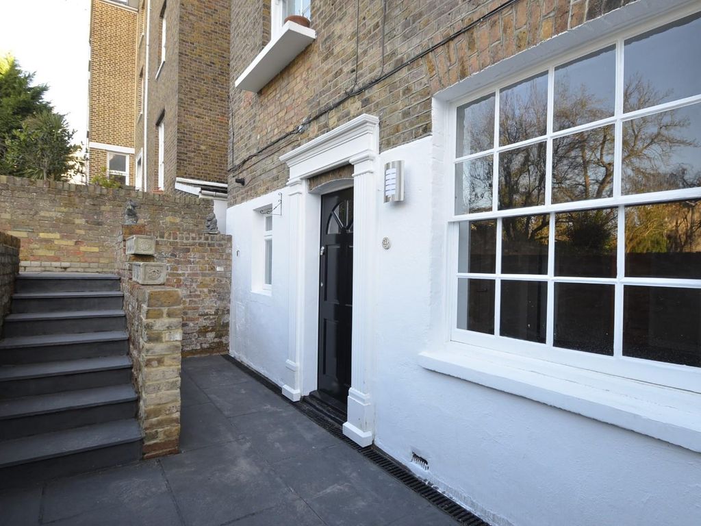 2 bed flat to rent in Trinity Place, Windsor SL4, £1,500 pcm Zoopla