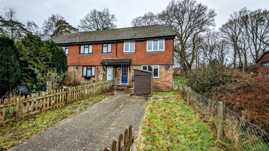 3 bed end terrace house for sale in Kingfisher Close, Bordon GU35, £