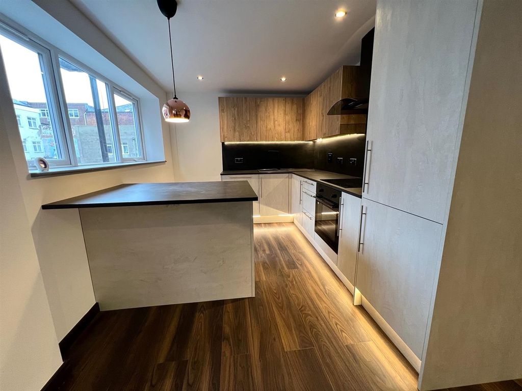 2 bed flat to rent in Cooper House, Silvester Street, Hull HU1, £1,000