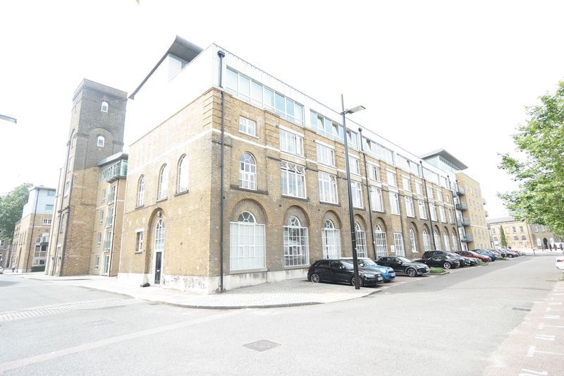 2 bed flat to rent in Hopton Road, Woolwich Arsenal, London SE18, £