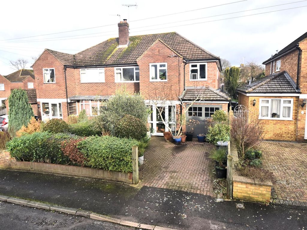 4 bed semidetached house for sale in Chiltern Close, Princes