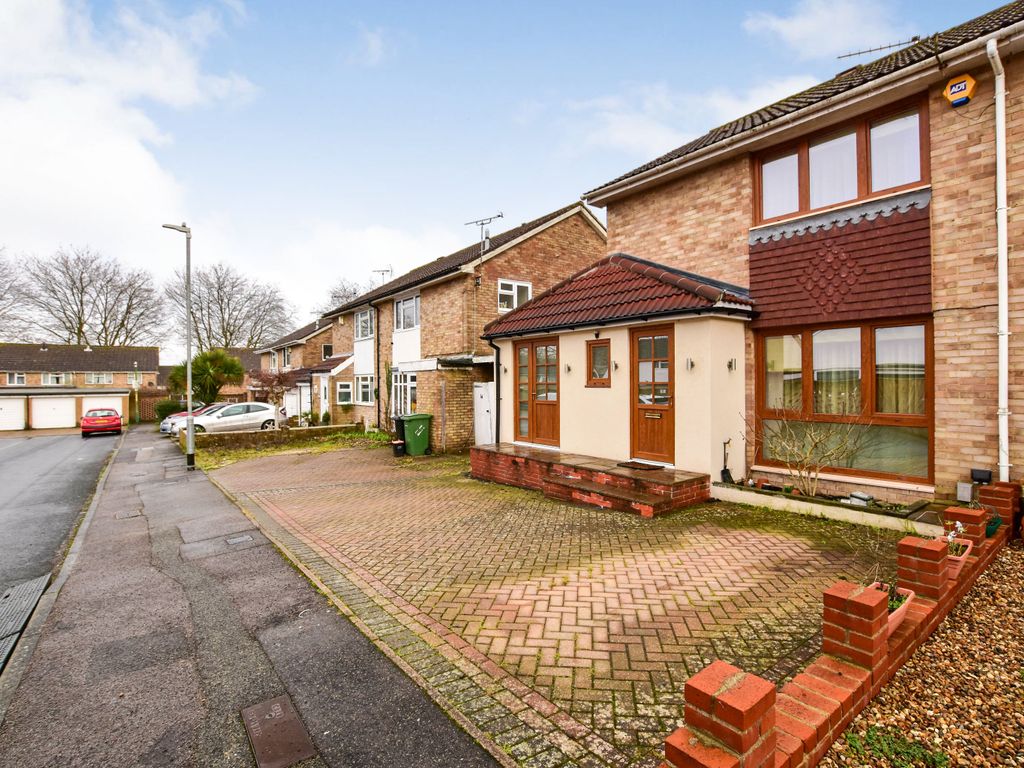 3 bed semidetached house for sale in Ifield Close, Maidstone, Kent