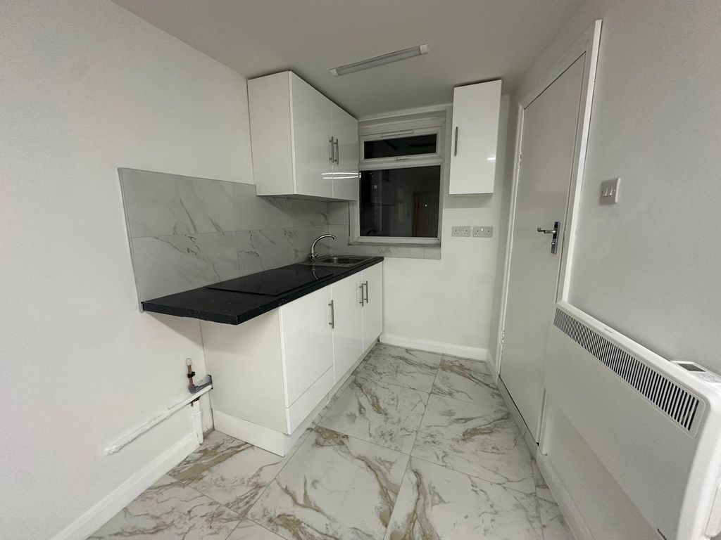 Studio to rent in Lowlands Road, Aveley, South Ockendon RM15, £1,000 pcm Zoopla