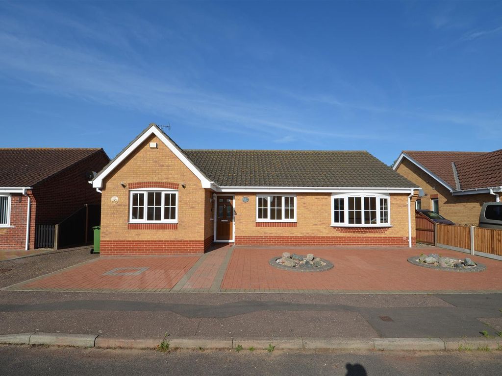 3 bed detached bungalow for sale in El Alamein Way, Bradwell, Great